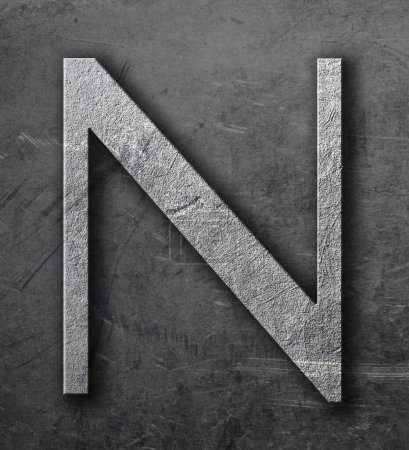 Téléchargez les photos : La lettre "N" sur une feuille d'aluminium rayée et tachée. - en image libre de droit