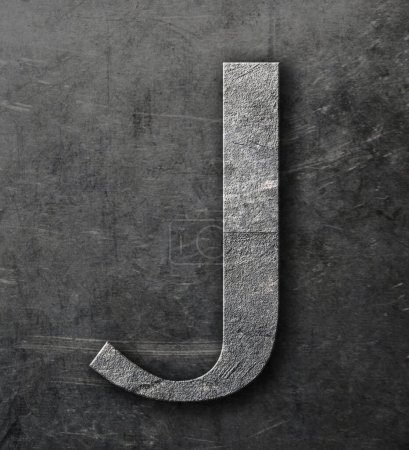 Téléchargez les photos : La lettre "J" sur une feuille d'aluminium grattée et tachée. - en image libre de droit