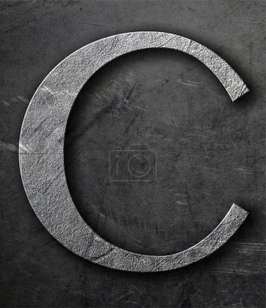 Téléchargez les photos : La lettre "C" sur une feuille d'aluminium grattée et tachée. - en image libre de droit