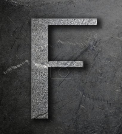 Téléchargez les photos : La lettre "F" sur une feuille d'aluminium rayée et tachée. - en image libre de droit