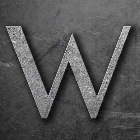 Téléchargez les photos : La lettre "W" sur une feuille d'aluminium grattée et tachée. - en image libre de droit