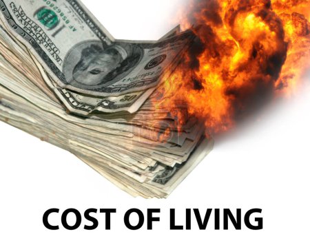 Téléchargez les photos : Dollars brûlants et mots "coût de la vie" - en image libre de droit