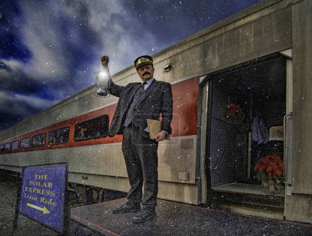 Téléchargez les photos : Le train Polar Express est prêt à embarquer. Cette image prise dans le New Jersey le 23 décembre 2018 alors que le conducteur levait sa lanterne et disait : "Tous à bord du Polar Express!" - en image libre de droit