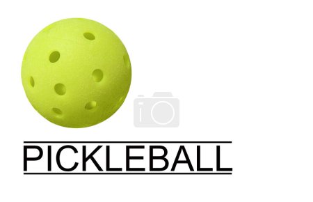 Téléchargez les photos : Un pickleball avec le mot "Pickleball". Pickleball est devenu un sport très populaire. - en image libre de droit