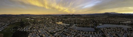 Téléchargez les photos : Image panoramique aérienne de Menifee, Californie, États-Unis au lever du soleil - en image libre de droit