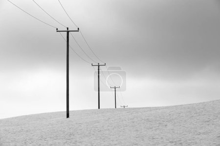 Foto de Torres eléctricas en el paisaje invernal - Imagen libre de derechos