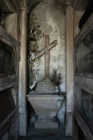 Foto de Antigua y perdida cámara de entierro en un cementerio en Portugal, Europa - Imagen libre de derechos