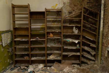 Foto de Muebles de madera destruidos dentro de un jardín de infancia destruido en la zona de exclusión radiactiva de pripyat - Imagen libre de derechos