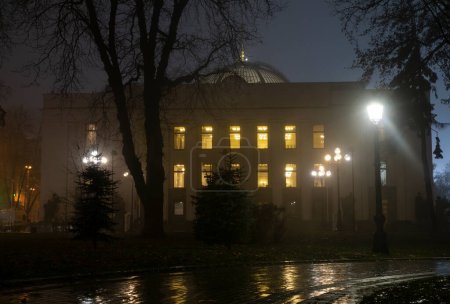 Téléchargez les photos : Kyiev Palais du Parlement national vu d'une place la nuit pluvieuse - en image libre de droit