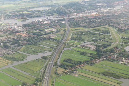 Foto de Países Bajos higway near to countryside and polders at ame.net city outsides seen from an airplane - Imagen libre de derechos