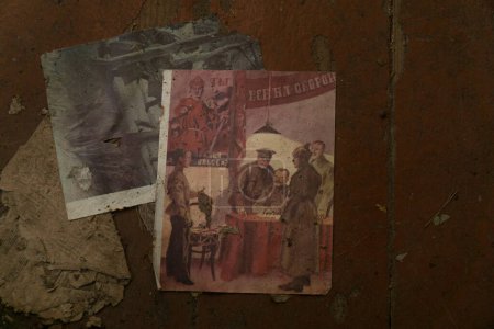 Téléchargez les photos : Anciennes affiches de propagande communiste soviétiques abandonnées dans la zone d'exclusion radioactive de Tchernobyl - en image libre de droit