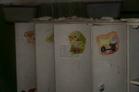 Foto de Muebles de madera viejos con los niños dibujo de dibujos animados de animales dentro del jardín de infancia banadonated pripyat en la zona de exlusión chernobyl - Imagen libre de derechos
