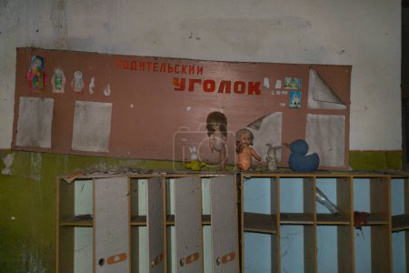 Foto de Elementos abandonados de los niños y muebles de madera dentro del jardín de niños chernobyl - Imagen libre de derechos