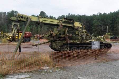Foto de Tanque oxidado verde adaptado para liquidadores para catástrofe de explosión de Chernobyl nuclear en museo de vehículos liquidadores - Imagen libre de derechos