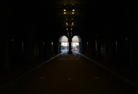 Foto de El final de carril bici y túnel de línea peatonal bajo rijkmuseum - Imagen libre de derechos