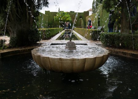 Téléchargez les photos : Belle police antique avec style d'architecture islamique dans les jardins généralife - en image libre de droit