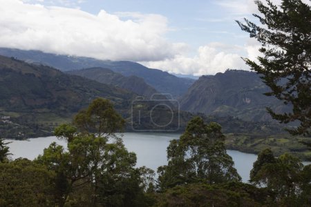 Téléchargez les photos : Région colombienne de guavio paysage de vallée avec chaîne de montagnes andines et réservoir de guavio - en image libre de droit