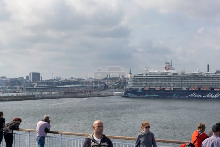 Foto de Área de la bahía del puerto de Tallin vista desde un mostrador de cruceros con un gran crucero en el fondo - Imagen libre de derechos