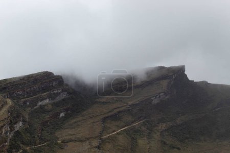Téléchargez les photos : Beautifull colombian andean fog mountains with clouds - en image libre de droit