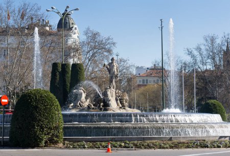Téléchargez les photos : Fontaine Neptune en journée ensoleillée située sur la place Canovas del castillo - en image libre de droit