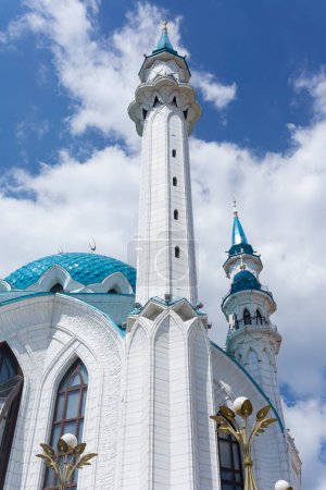 Téléchargez les photos : Gros plan sur une façade blanche et minarets de la mosquée kremlin kazan - en image libre de droit