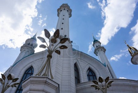 Téléchargez les photos : Vue en angle bas des détails de façade extérieure de kazan kremlin ou qol mosquée sarif avec journée ensoleillée à l'arrière-plan - en image libre de droit