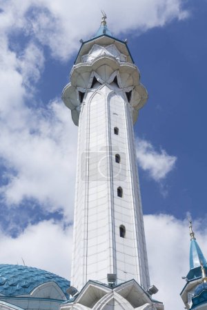 Téléchargez les photos : Qol Sarif mosquée détails d'un minaret avec ciel bleu à l'arrière-plan - en image libre de droit