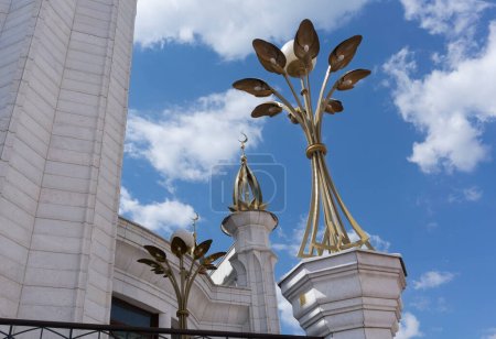 Téléchargez les photos : Gros plan sur une belle lampe dorée de façade extérieure de la mosquée Quol Sarif - en image libre de droit