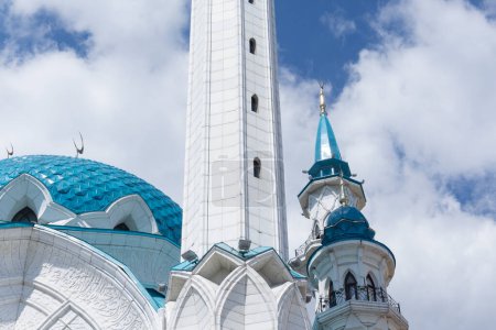 Téléchargez les photos : Gros plan sur un minaret et de petits dômes de façade extérieure de la mosquée du kremlin kazan - en image libre de droit