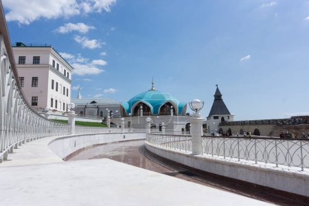Téléchargez les photos : Belle scène estivale du complexe mosquée Qol Sarif avec dôme touristique et bleu à l'arrière-plan - en image libre de droit