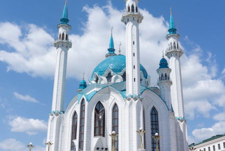Téléchargez les photos : Proche d'une façade extérieure de la mosquée Qol Sarif avec des dômes bleu turquoise et quatre minarets blancs brillants avec un ciel bleu en arrière-plan - en image libre de droit