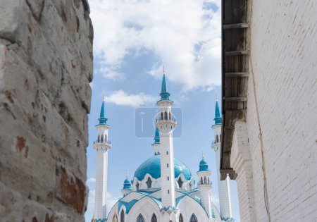 Foto de KAZAN, RUSIA - 23 DE JUNIO DE 2018 Gran mezquita kazan del Kremlin vista en medio de dos muros de la ciudad kazan - Imagen libre de derechos