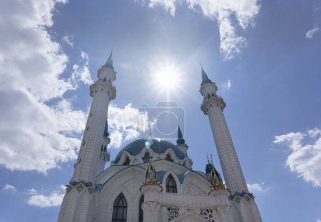 Téléchargez les photos : Belle scène de la mosquée Qol Sarif connue sous le nom de Kazan Kremlin avec soleil de midi et ciel bleu - en image libre de droit