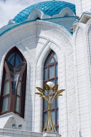 Téléchargez les photos : Proche d'une belle lampe dorée arc fenêtres détails de la mosquée Qol sarif - en image libre de droit