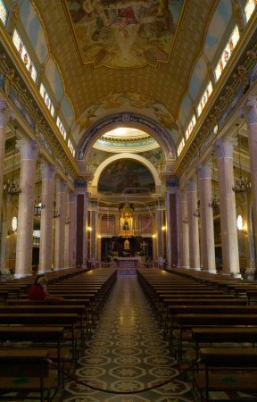 Téléchargez les photos : Sanctuaire de madone de Tindari église architecture intérieure situé ad sicily italie - en image libre de droit