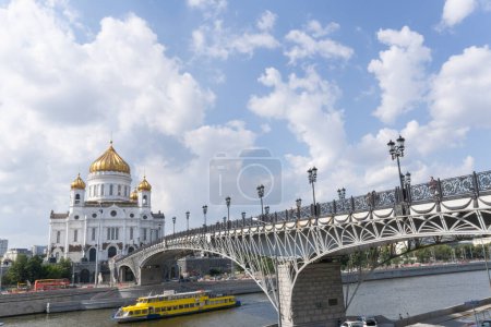 Foto de Hermoso puente y catedral ortodoxa de Cristo salvador con un barco turístico debajo del puente - Imagen libre de derechos