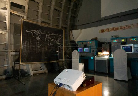 Foto de Computadoras y mapas del mundo dentro de una sala de control del búnker de guerra fría 42 - Imagen libre de derechos