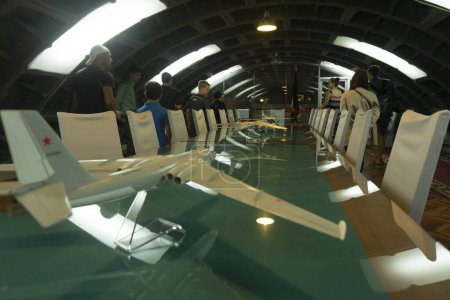 Foto de Aviones a reacción ussr escala sobre escritorio verde de 42 bunker museo - Imagen libre de derechos