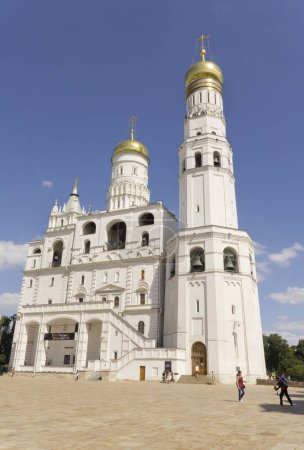 Téléchargez les photos : Ivan le grand clocher avec ciel bleu à l'arrière-plan - en image libre de droit