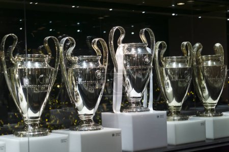 Téléchargez les photos : Cinq championnes de l'UEFA remportées par le Real Madrid Footbal club à l'intérieur du musée santiago bernabeu - en image libre de droit