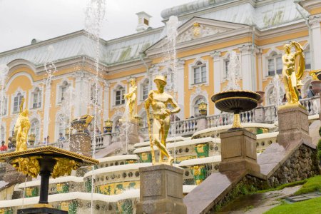 Foto de Esculturas de estilo barroco dorado en la fuente de Samson peterhof palacio - Imagen libre de derechos