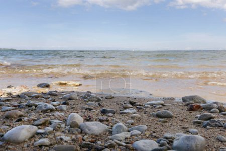 Foto de Playa de arena rocosa con mar báltico frío azul y cielo azul - Imagen libre de derechos