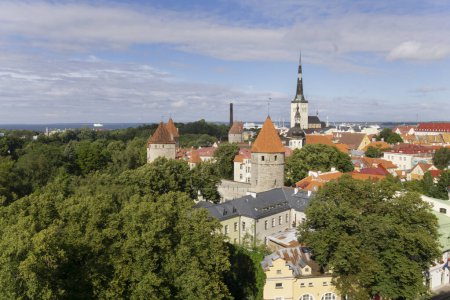 Foto de Tallin Estonia ciudad vieja sitio turístico paisaje en día soleado - Imagen libre de derechos
