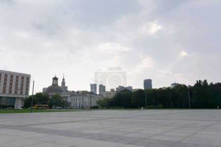 Téléchargez les photos : Pisudski Square avec ciel nuageux en arrière-plan - en image libre de droit