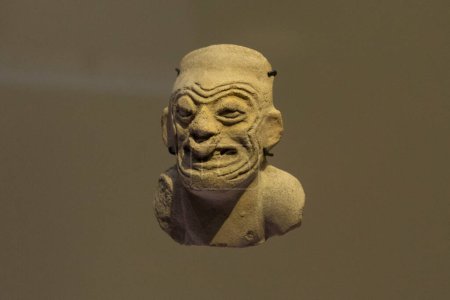 Foto de Cerca de una cultura tumaco florero antiguo cabeza en el centro de museo de oro - Imagen libre de derechos