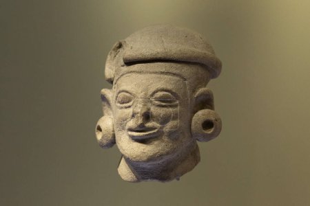 Foto de Cerca de una antigua cultura de tumaco indígena cabeza de cerámica en un museo de oro - Imagen libre de derechos