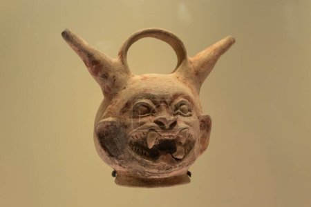 Foto de Primer plano de un jarrón indígena antiguo de cerámica zoomorfa dentro del museo dorado colombiano - Imagen libre de derechos
