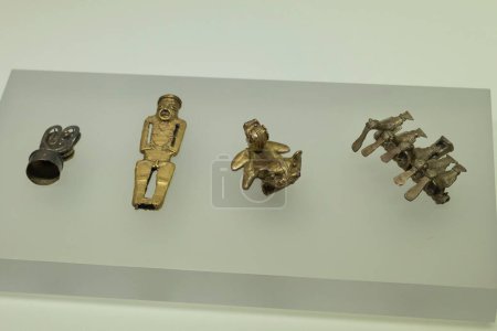 Foto de Primer plano de un antiguo zoomorfo insigenosas figuras doradas dentro del museo dorado colombiano - Imagen libre de derechos