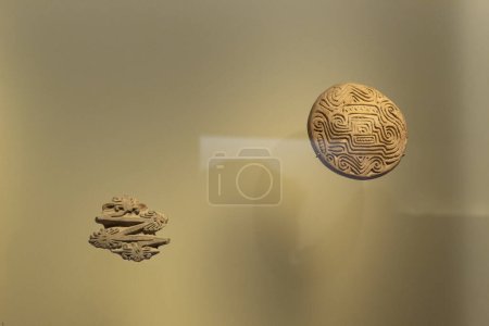 Foto de Antigua piedra colombiana sella en un escaparate en el museo dorado colombiano - Imagen libre de derechos