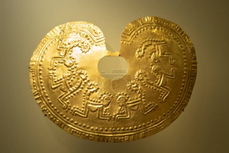 Foto de Antiguo cacique pectoral dorado con monos y adornos en el museo dorado colombiano - Imagen libre de derechos